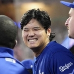 米大リーグ、ツインズ戦の９回、ベンチで笑顔を見せるドジャースの大谷翔平選手＝２４日、ミネアポリス（共同）