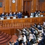 　参院本会議で改正防衛省設置法など関連法が可決、成立し起立する小泉防衛相＝２６日午前