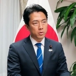　記者会見する小泉防衛相＝２６日午前、国会内