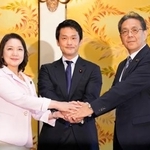 　党首会談を終え、握手する中道改革連合の小川代表（中央）、立憲民主党の水岡代表（右）、公明党の竹谷代表＝２６日午前、国会