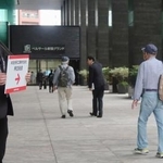 　ホンダの株主総会の会場に向かう人たち＝２６日午前、東京都新宿区