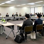 　２０２６年度の最低賃金改定を巡る議論が始まった厚労省の審議会＝２６日午前、東京・霞が関