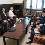 　参院野党国対委員長会談に臨む立憲民主党の斎藤国対委員長（奥）ら＝２６日午前、国会