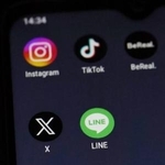 　スマートフォンの画面に並ぶＳＮＳのアイコン