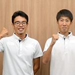 　取材に応じ、ポーズをとる陸上男子競歩の山西利和（左）と諏方元郁＝２６日、愛知県東海市