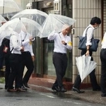 　指定暴力団住吉会系「領家一家」の事務所に家宅捜索に入る愛知県警などの捜査員＝２６日午後、埼玉県川口市