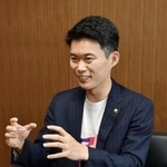 　インタビューに答える千葉県四街道市の鈴木陽介市長