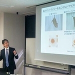 　研究成果を説明する東京大の水島昇教授（右）＝２６日午前、東京都文京区