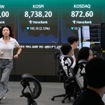 　ソウルの銀行の韓国総合株価指数（ＫＯＳＰＩ）などが表示されたモニター＝２６日（ＡＰ＝共同）