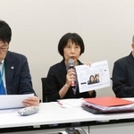　記者会見する（左から）神原元弁護士と師岡康子弁護士ら＝２６日午後、国会