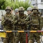 　２０１２年６月、レンジャー隊員養成訓練で市街地を移動する陸上自衛隊員＝東京都内