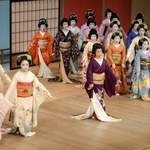 　京都五花街合同公演「都の賑い」のリハーサル「総ざらえ」で舞を披露する芸妓や舞妓＝２６日午後、京都市東山区の南座