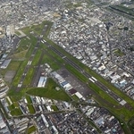 　八尾空港＝２０１７年９月、大阪府八尾市（共同通信社ヘリから）