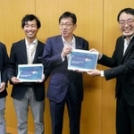 　民間企業から中央省庁に転職した官僚ら有志でつくるグループから提言を受け取る松本国家公務員制度担当相（左から３人目）＝２６日午後、東京都千代田区