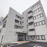 　いわき信用組合本部と本店営業部が入る建物＝５月、福島県いわき市