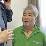 　居住するマニラのコンドミニアムで捜査当局者に拘束された井上英陽容疑者＝２３日（フィリピン警察提供・共同）
