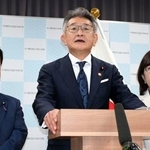 　韓国の李在明大統領との会談後、取材に応じる日韓議員連盟の武田良太会長（中央）＝２６日午後、韓国ソウル（共同）