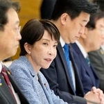 　中東情勢に関する関係閣僚会議であいさつする高市首相（左から２人目）＝２６日午後、首相官邸