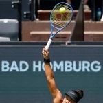 　女子テニスのバートホンブルク・オープン、シングルス準決勝でプレーする大坂なおみ＝ドイツ・バートホンブルク（ロイター＝共同）