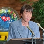 　山梨県で発生した震度６弱の地震を受けて記者団の取材に応じる高市首相＝２６日深夜、首相官邸