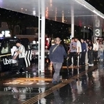 　ＪＲ甲府駅前でタクシーを待つ人たち＝２６日午後１１時２２分、甲府市
