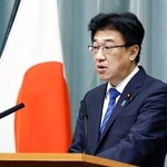 　山梨県で発生した震度６弱の地震を受けて記者会見する木原官房長官＝２６日午後１１時３２分、首相官邸