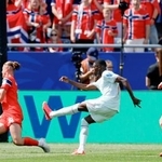 　ノルウェー-フランス　前半、ハットトリックとなるゴールを決めるフランスのデンベレ（中央）＝ボストン（共同）