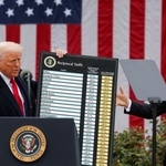 　関税措置について話すトランプ米大統領（左）とラトニック米商務長官＝２０２５年４月、ワシントン（ロイター＝共同）