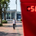 　２６日、熱波に見舞われたドイツ西部ドルトムントで、温度計の前を歩く男性（ゲッティ＝共同）