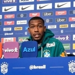 　記者会見するブラジルのラヤン＝２６日、バスキングリッジ（共同）