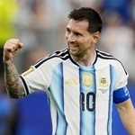 　Ｗ杯オーストリア戦の試合終了間際、自身２点目のゴールを決め喜ぶアルゼンチンのメッシ＝２２日、ダラス