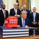 　米ワシントンのホワイトハウスで報道陣に向けて話すトランプ大統領＝２６日（ゲッティ＝共同）