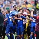 　サウジアラビア戦を引き分けで終え、喜ぶカボベルデの選手たち。初出場で決勝トーナメント進出を決めた＝ヒューストン（ＡＰ＝共同）
