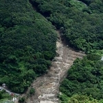 　山口県平生町で発生した土砂崩れの現場＝２７日午前１１時３４分（共同通信社ヘリから）