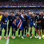 　決勝トーナメント進出を決め、喜ぶカボベルデの選手たち。左端はＧＫボジニャ＝ヒューストン（ゲッティ＝共同）