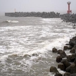 　台風の影響で強い波が打ち寄せる千葉県富津市の海岸＝２７日午後１時４２分