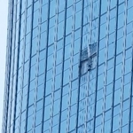 　北京市内の最高峰ビル「シティックタワー（中国尊）」に残る飛行体が衝突した際にできたとみられる跡＝２７日（共同）