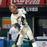 　９回日本ハム１死二塁、奈良間が右翼線に勝ち越し二塁打を放つ＝ベルーナドーム