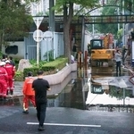 　北京市朝陽区の火災現場付近に集まった消防隊員ら＝２７日（共同）