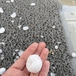 　群馬県藤岡市立北中の敷地内に降ったひょう。ゴルフボールほどの大きさのものもあった＝２０２２年６月（同校提供）
