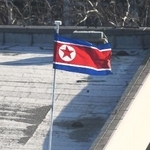 　北京の北朝鮮大使館に掲げられた国旗＝２０２１年１２月