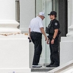 　ホワイトハウスに入るトランプ大統領＝２７日、米ワシントン（ゲッティ＝共同）