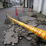 　地震で崩れ、道路に散乱した建物の外壁＝２７日午前、山梨県富士吉田市