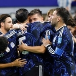　ヨルダン-アルゼンチン　前半、先制のＦＫを決め、祝福されるアルゼンチンのロセルソ（中央）＝ダラス（共同）