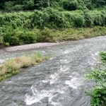 　男児が行方不明となった温泉施設近くを流れる天降川＝２７日、鹿児島県霧島市