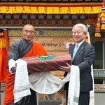 　ブータンのトブゲイ首相（左）から記念品を贈られるＪＩＣＡの田中明彦理事長＝２８日、ギダコム（共同）