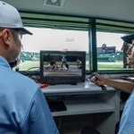 　全国高校野球選手権大会で初めて導入されるビデオ検証の練習会で、モニターを確認する審判員＝２８日、甲子園球場