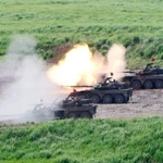 　陸上自衛隊の１６式機動戦闘車による射撃訓練＝２８日午後、大分県の陸自日出生台演習場