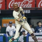 　５回日本ハム２死満塁、水谷が右前に２点打を放つ＝ベルーナドーム