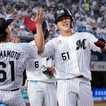 　５回、２ランを放ちナインに迎えられるロッテ・山口＝ＺＯＺＯマリン